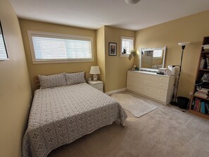 4 bedrooms, desk, iron/ironing board, free WiFi - 4-bedroom house in South Surrey with loads of space (Surrey)