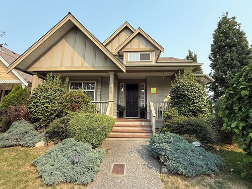 Spacious 4BR retreat in South Surrey/ White Rock