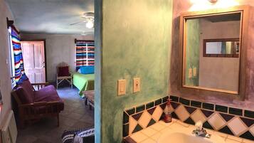 Condo, 1 cama Queen size, patio (El Pueblo A7) | 1 habitación, decoración personalizada y muebles diferentes