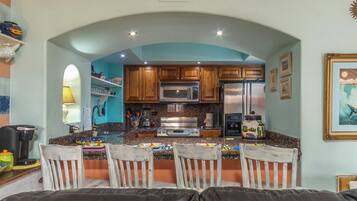 Condo, varias camas, patio, vista a la alberca (El Pueblo C1) | Cocina privada