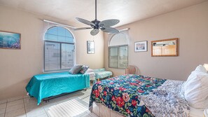Maison, Plusieurs lits, patio, vue sur la plage (Cypress House) | 2 chambres, décor unique, ameublement unique, literie fournie