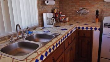 House, 2 Queen Beds, Patio (Casa Azalea) | Private kitchen