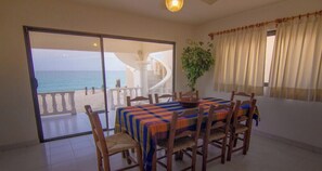 Nhà, nhiều giường, sân hiên, quang cảnh bãi biển (E-10.5) | Khu ăn uống