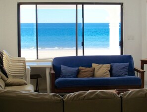 House, Berbilang Katil, Patio, Beach View (E-10.5) | Ruang tamu | Pendiangan