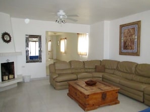 House, Berbilang Katil, Patio, Beach View (E-10.5) | Ruang tamu | Pendiangan
