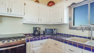 House, Multiple Beds, Patio (Casa L'italien) | Private kitchen | Fridge, microwave, oven, stovetop