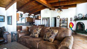 Casa, varias camas, patio (Casa Buenaventura) | Área de sala de estar | Chimenea