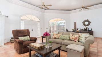 Departamento, varias camas, balcón (Palm Paradise House) | Área de sala de estar