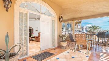 Departamento, varias camas, balcón (Palm Paradise House) | Restaurante al aire libre