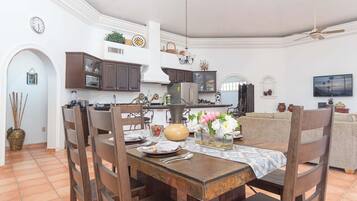 Departamento, varias camas, balcón (Palm Paradise House) | Restaurantes