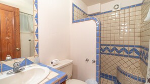 House, Multiple Beds, Balcony (Olas Altas) | Bathroom | Shower, towels