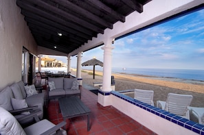 ハウス ベッド (複数台) パティオ (Playa Vida) | 屋外ダイニングエリア