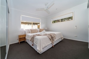 4 bedrooms, internet, bed sheets