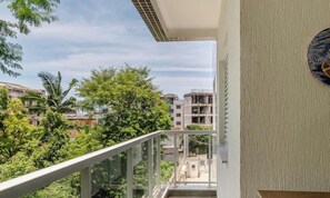 A balcony with a view of surrounding buildings and trees. - Comfort and Leisure 500m From the Beach - Ire0022 (Ubatuba)