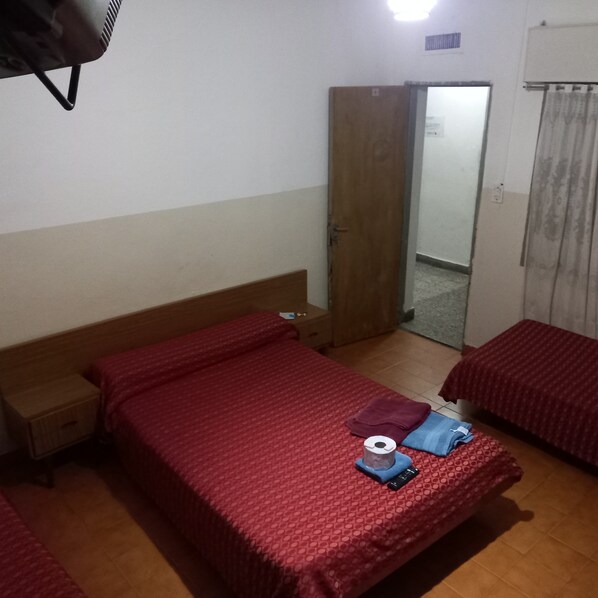 Quadruple Room | Free WiFi - Hotel Florentino (Buenos Aires)