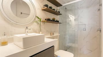 Apartamento básico | Banheiro | Produtos de toalete grátis