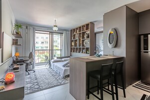 Apartamento básico | 1 quarto, escrivaninha