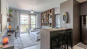 1 bedroom, desk