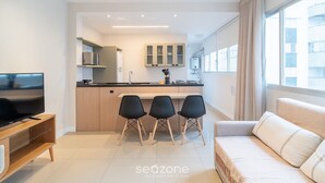 Un appartement moderne comprenant un salon, un coin repas et une cuisine.