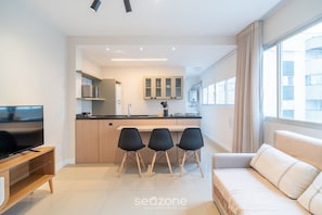 Apartamento básico | Área de estar | Smart TV 32 polegadas com canais digitais
