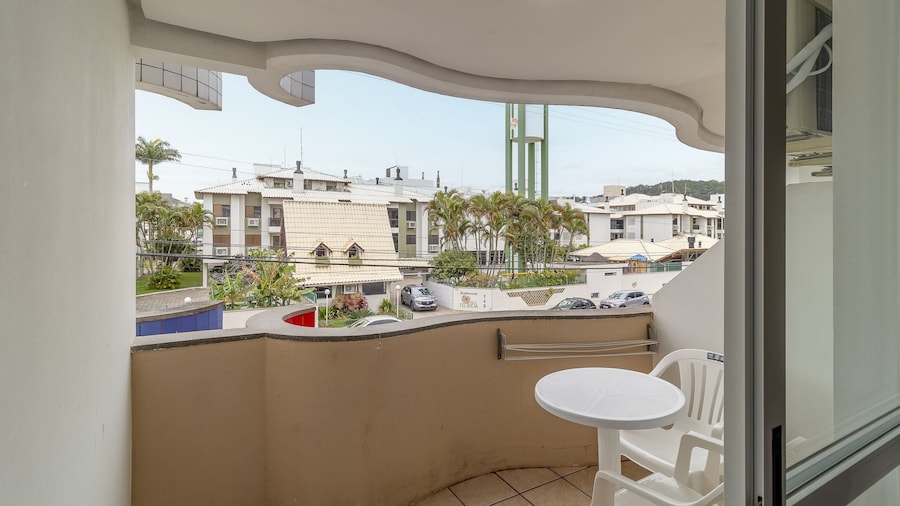 Apt c/ Varanda in Condominio Pe na Areia Iho127