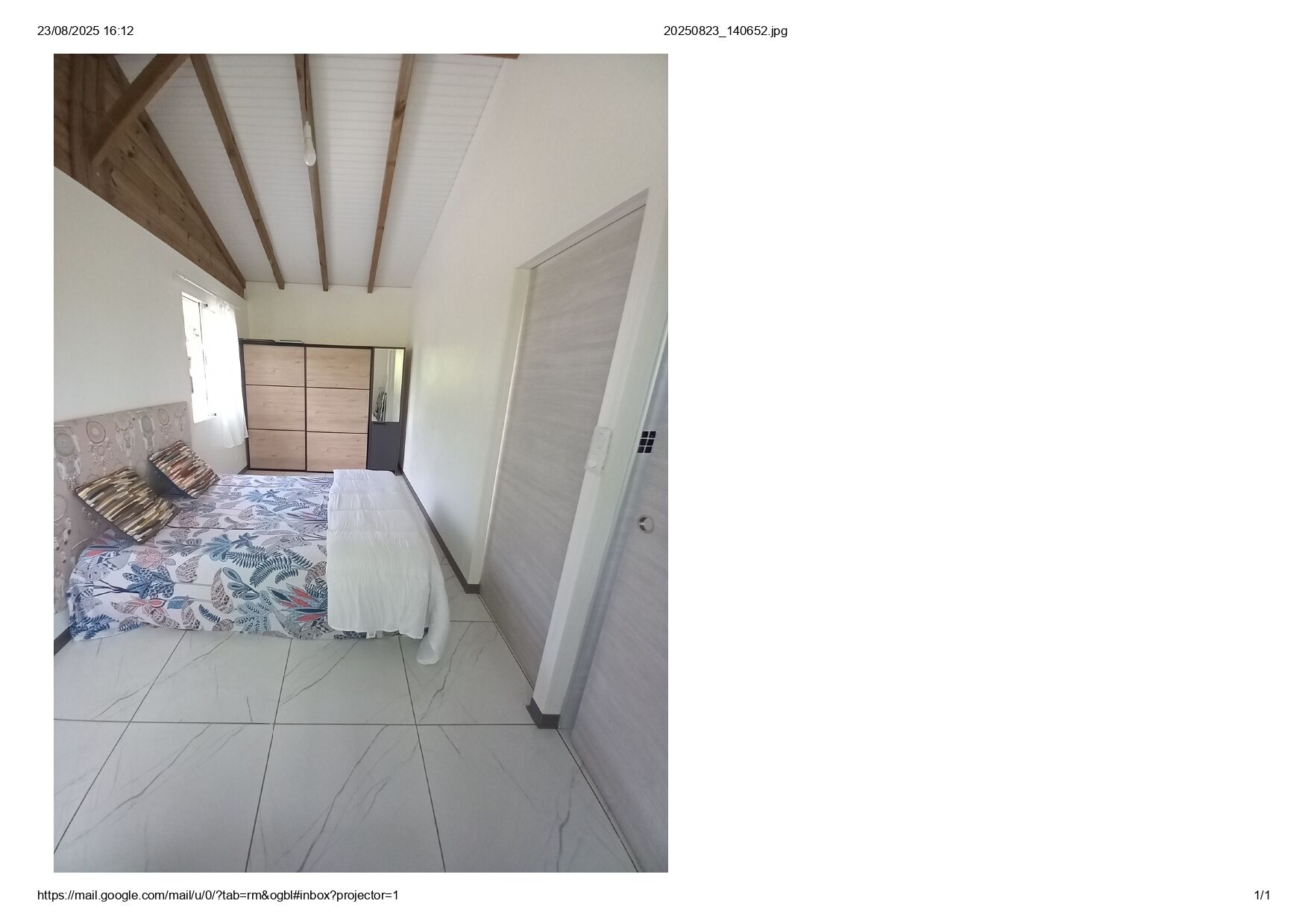 Une chambre à coucher avec un lit, une armoire et une porte.