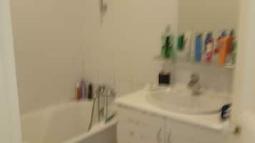 Een haardroger, handdoeken