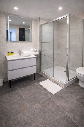 Comfort Triple Room | Iron/ironing board - Hotel la Baie Royale (Pontorson)