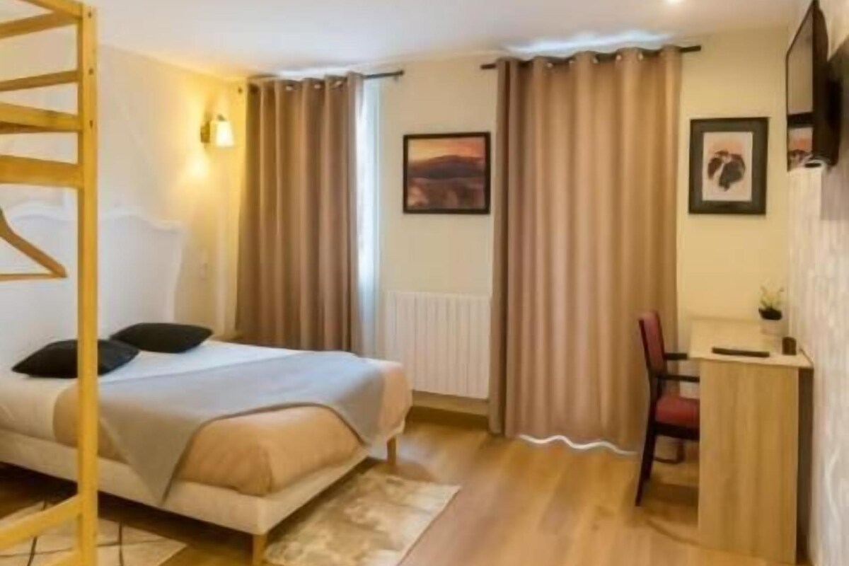 Habitación Confort doble, vistas al patio | Tabla de planchar con plancha y ropa de cama