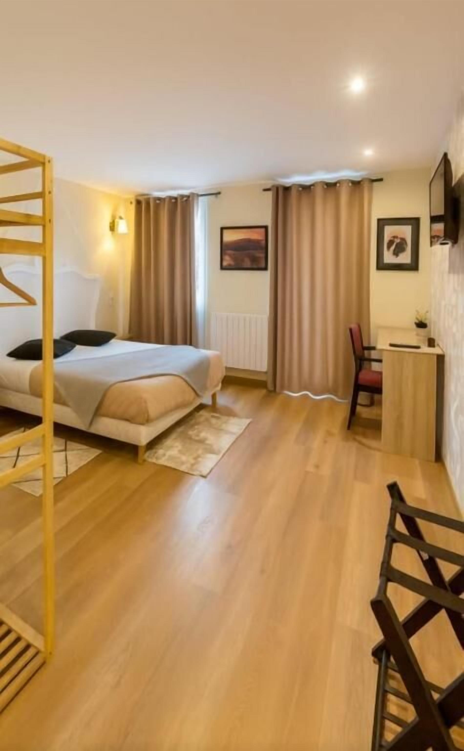 Habitación clásica doble | Tabla de planchar con plancha