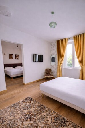 Comfort Quadruple Room | Iron/ironing board - Hotel la Baie Royale (Pontorson)