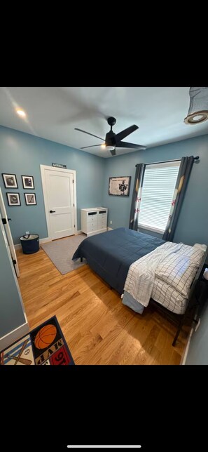 5 soverom, skrivebord, wi-fi (inkludert) og sengetøy