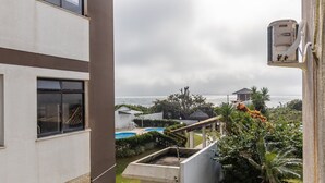 Un edificio residencial con vista al océano.