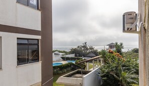A residential building with a view of the ocean. - Excellent Beachfront apt With Barbecue Ida101 (Florianópolis)