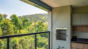 A balcony with a view of a forested hillside. - Apartment w/ Barbecue 290m From the Beach Hre0035 (Ubatuba)