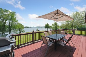 Outdoor dining - Lakefront Irish Hills Home ~ Sleeps 11 ~ Sandy Beach ~ Near MIS Speedway (Onsted)