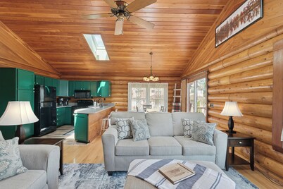 Lakefront Irish Hills Home ~ Sleeps 11 ~ Sandy Beach ~ Near MIS Speedway