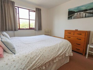 2 Schlafzimmer, individuell dekoriert, individuell eingerichtet