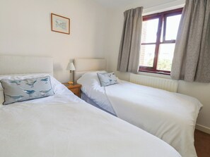 2 bedrooms, individually decorated, individually furnished, free WiFi - Flat 9 (Swanage)