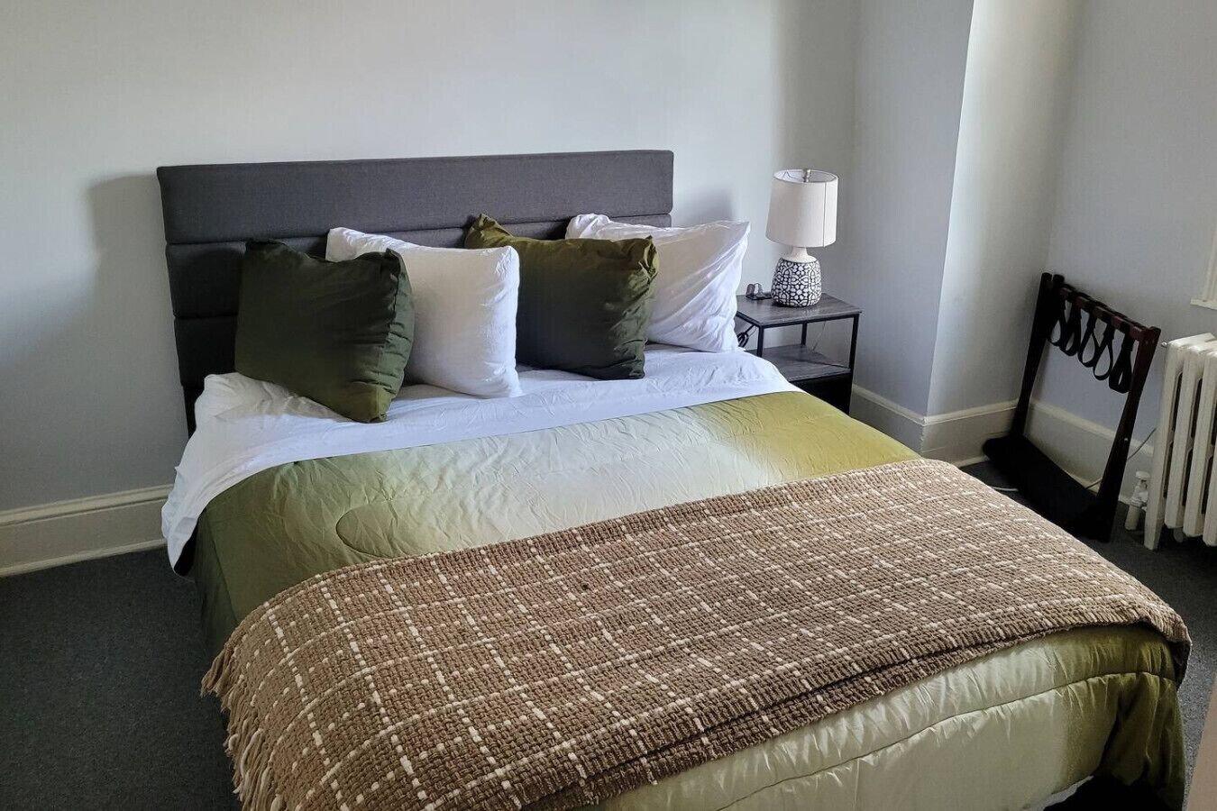 Skrivebord, strykejern/-brett, wi-fi (inkludert) og sengetøy