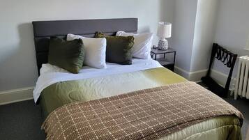 Skrivebord, strykejern/-brett, wi-fi (inkludert) og sengetøy