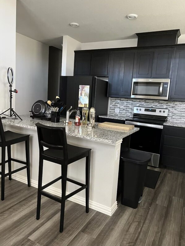 Micro-ondes, four, plaque de cuisson, lave-vaisselle