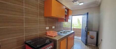 Microondas, horno y placa de cocina