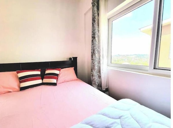 2 chambres, coffre-fort, fer et planche à repasser, accès à Internet