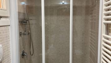 Dusche, Haartrockner, Bidet, Handtücher