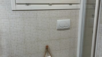 Dusche, Haartrockner, Bidet, Handtücher