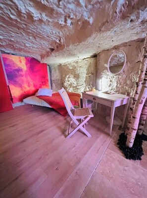 1 bedroom, desk, travel cot, bed sheets