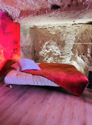 1 bedroom, desk, travel crib, bed sheets