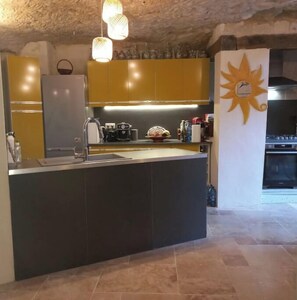 Fridge, oven, stovetop, dishwasher