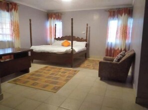 6 bedrooms, iron/ironing board, internet, bed sheets